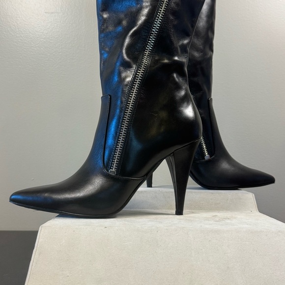 Vince Camuto
Women's Alessa Knee-High Zipper Boots, size 10, black NWOT Leather - Picture 4 of 13